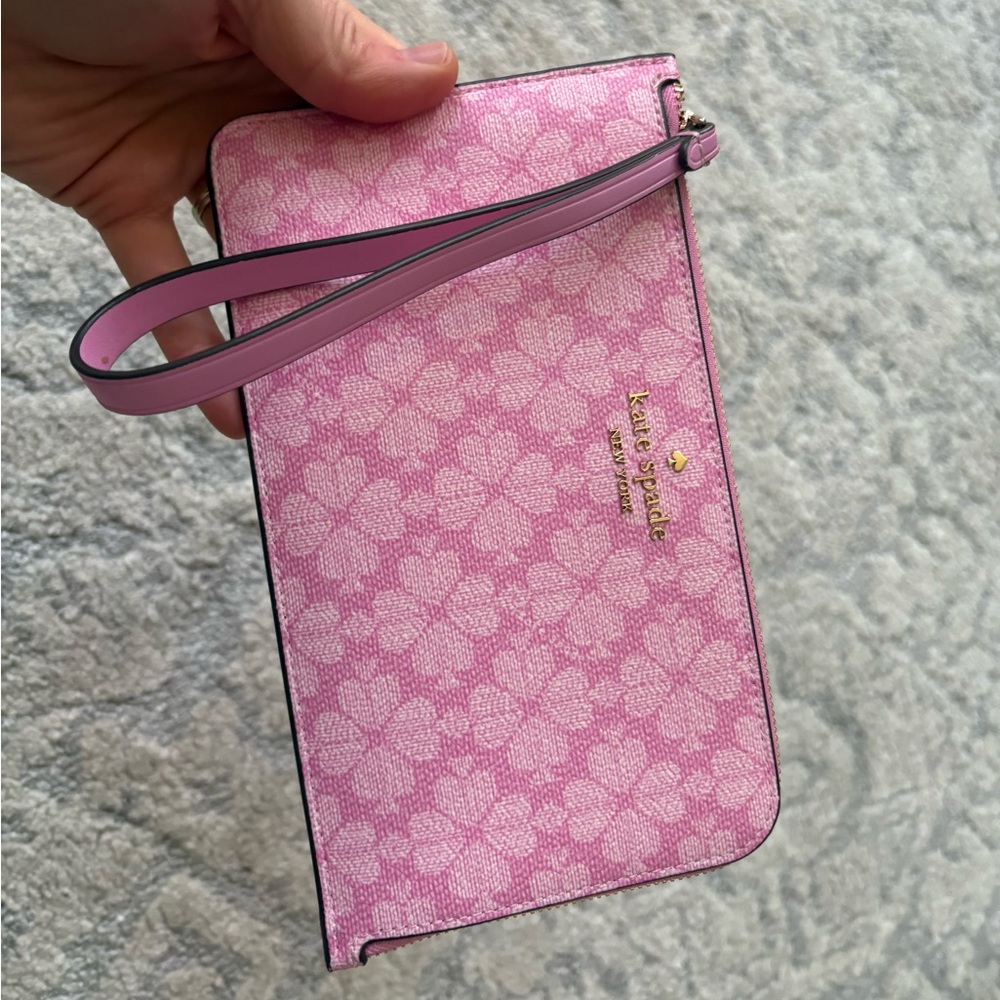 💕SPOTLIGHT💕NWOT Kate Spade Lucy Spade Flower Medium L-Zip Wristlet - Picture 2 of 5